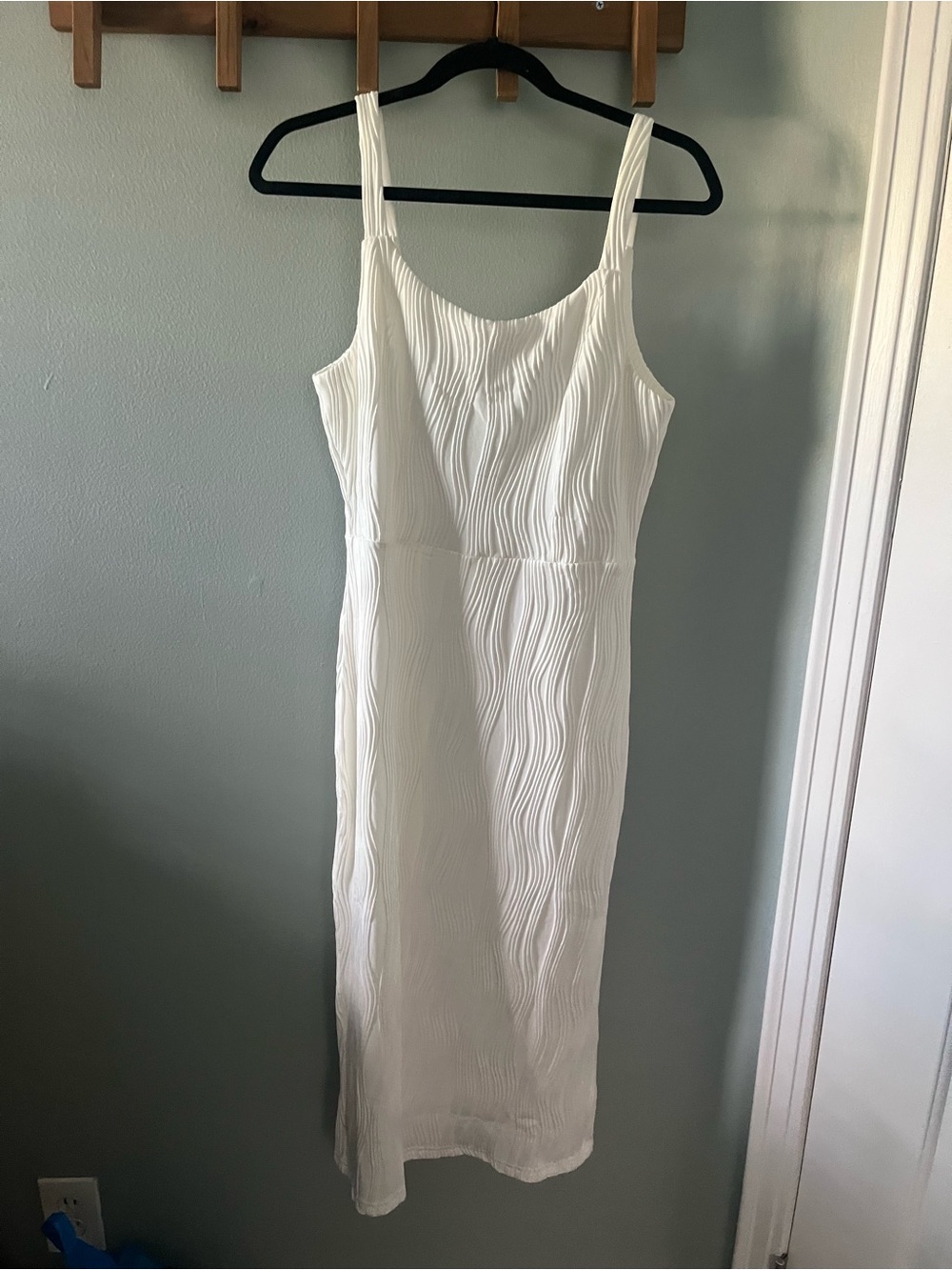 Rihoas White Ripple Textured Sleeveless Midi Dress